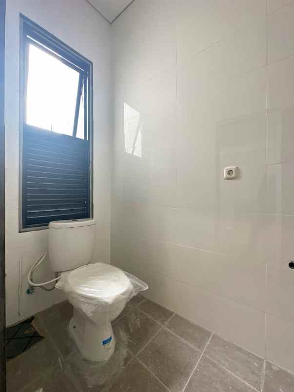 dijual rumah kayu putih