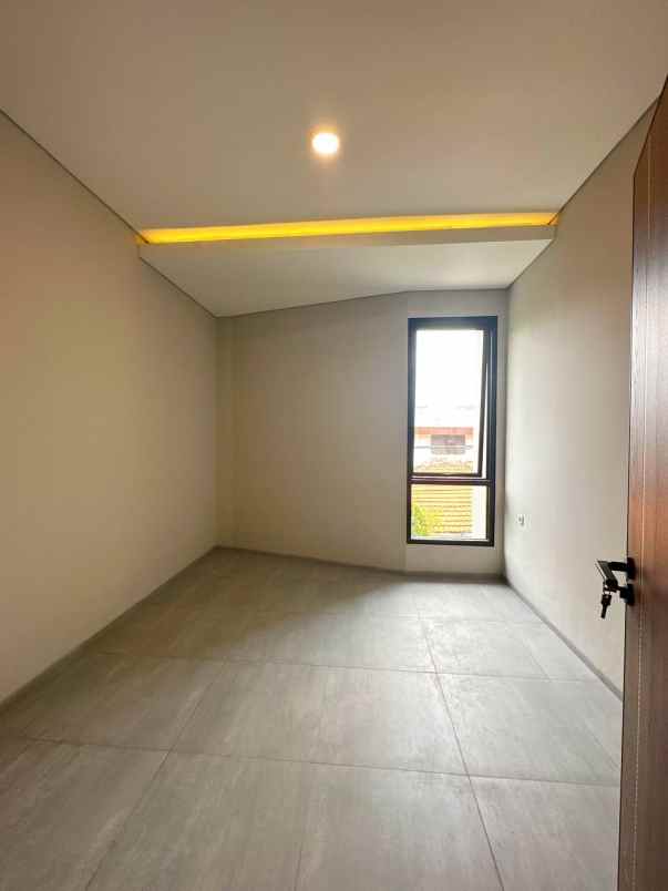 dijual rumah kayu putih