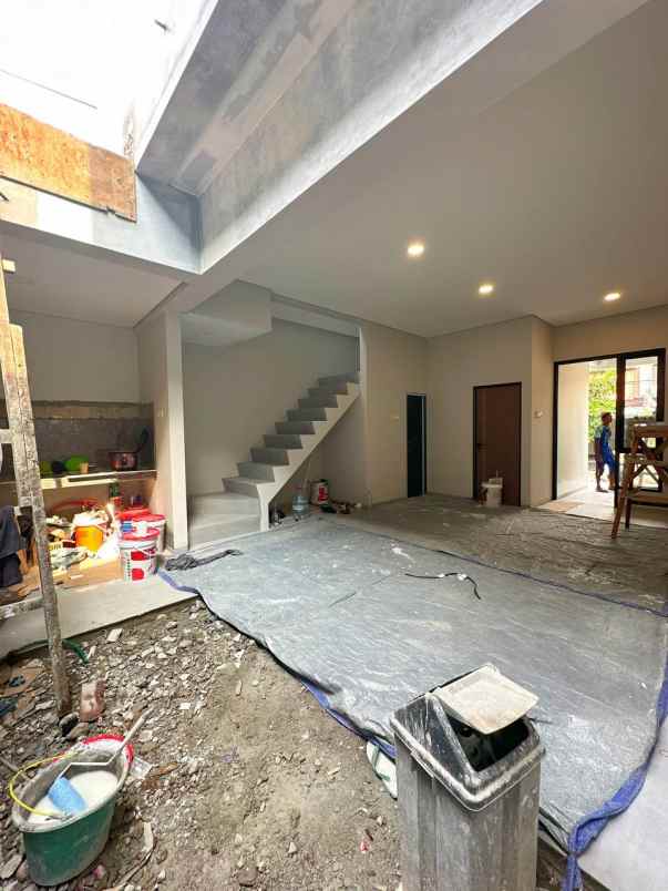dijual rumah kayu putih