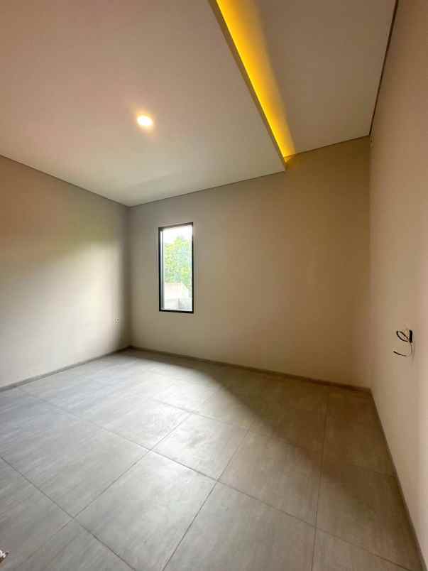 dijual rumah kayu putih