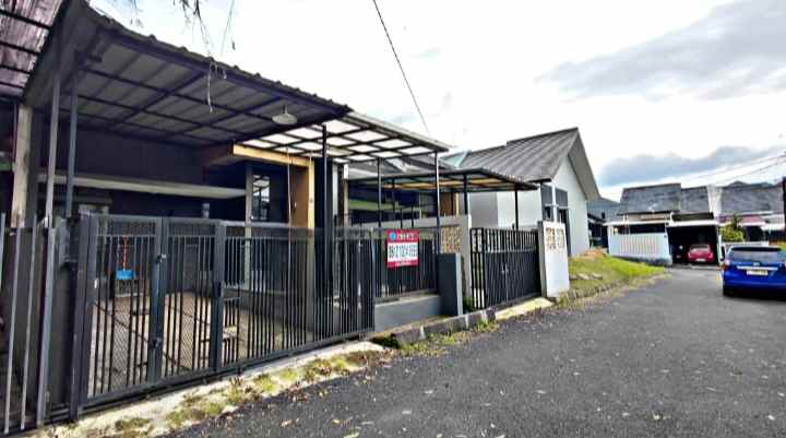 dijual rumah komp cihanjuang dekat taman kupu