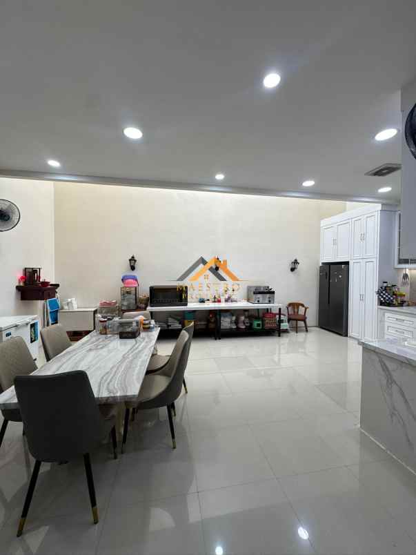 dijual rumah komplek mutiara palace
