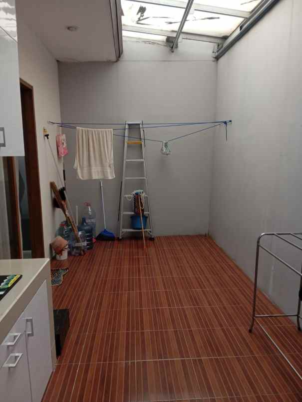 dijual rumah komplek sariwangi