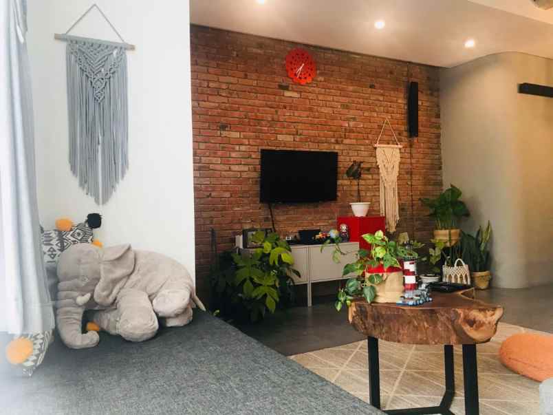 dijual rumah komplek sariwangi