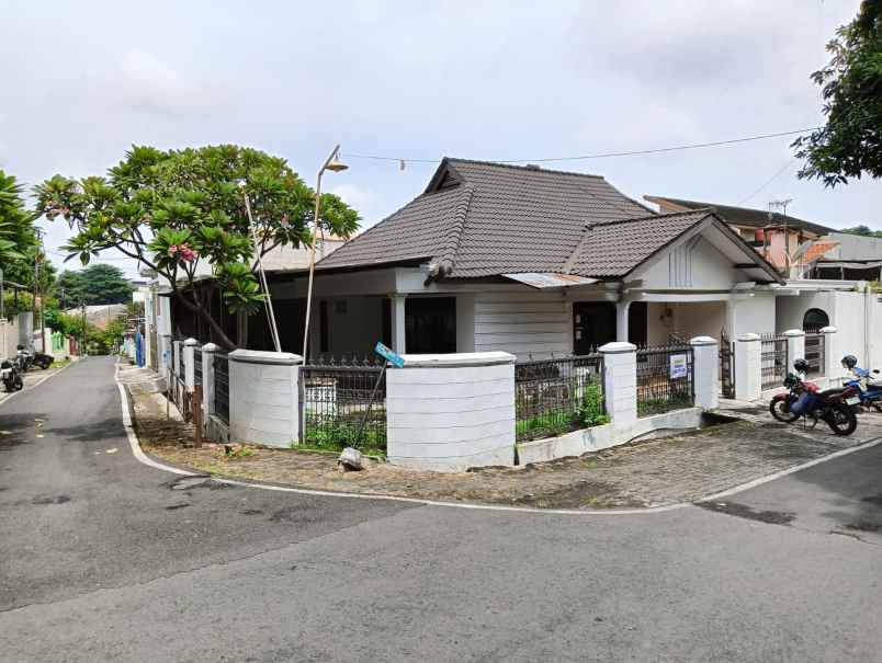 dijual rumah kumudasmoro