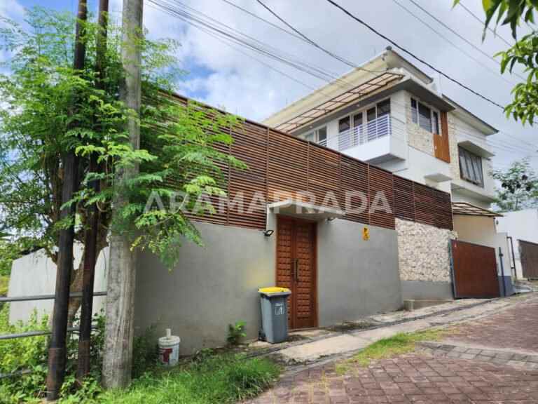 dijual rumah kutuh