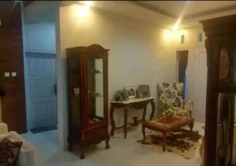 dijual rumah lantai 2 lokasi denpasar barat