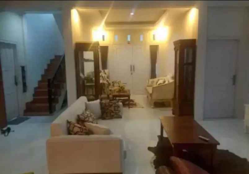 dijual rumah lantai 2 lokasi denpasar barat