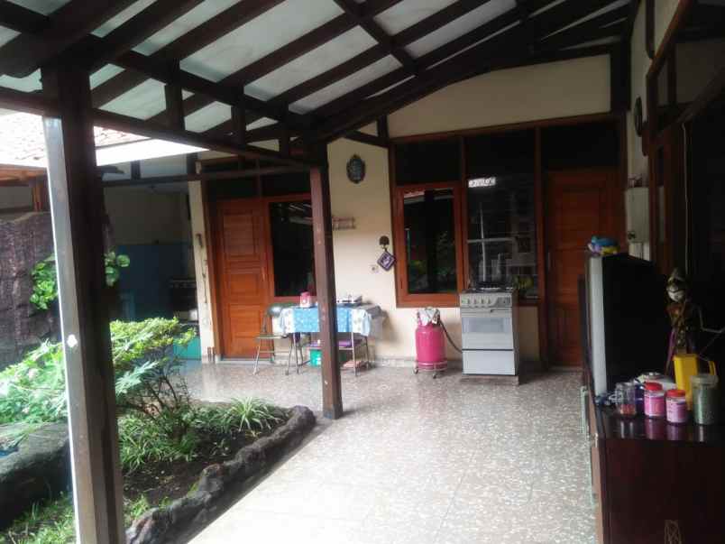 dijual rumah luas strategis di buah batu bandung