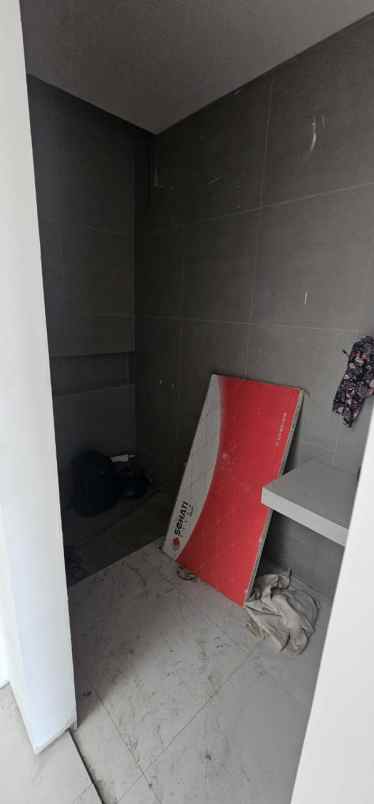 dijual rumah manyar