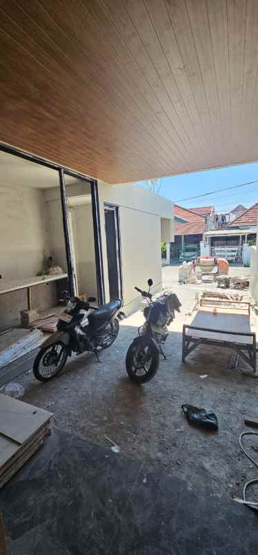 dijual rumah manyar