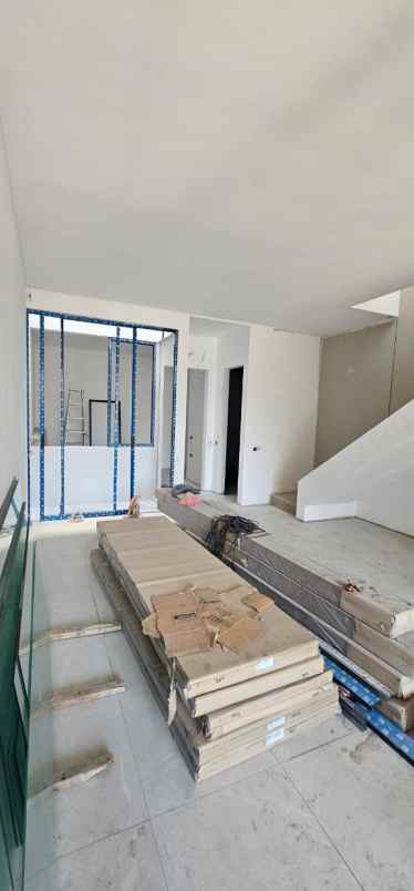 dijual rumah manyar