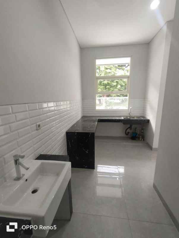 dijual rumah manyar tirtoyoso