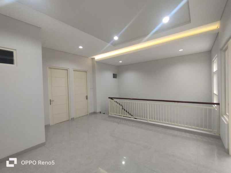 dijual rumah manyar tirtoyoso