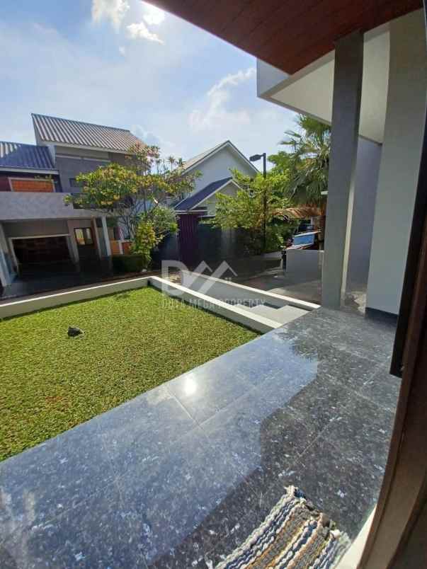 dijual rumah mewah dengan kolam renang di bintaro