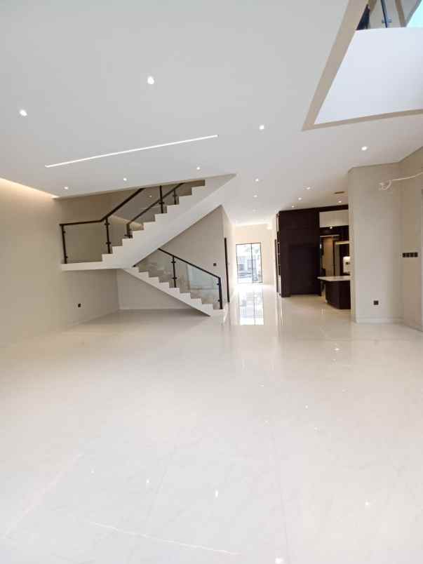 dijual rumah mewah dengan kolam renang di bintaro