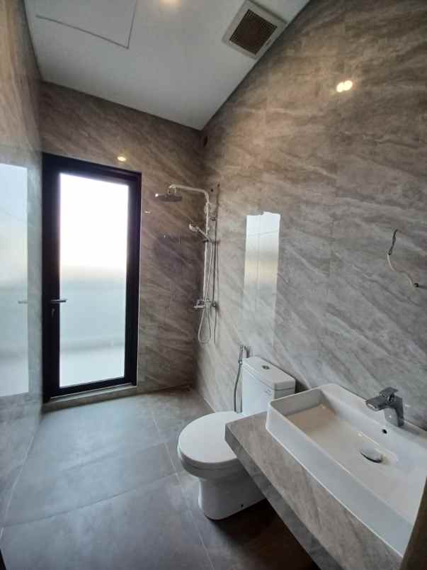 dijual rumah mewah dengan kolam renang di bintaro