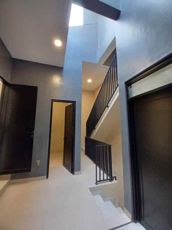 dijual rumah mewah dengan kolam renang di bintaro