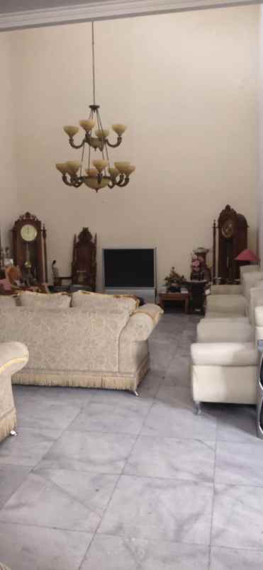 dijual rumah mewah hook di istana dieng