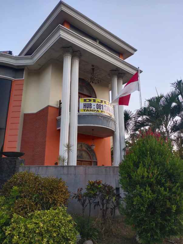 dijual rumah mewah hook di istana dieng