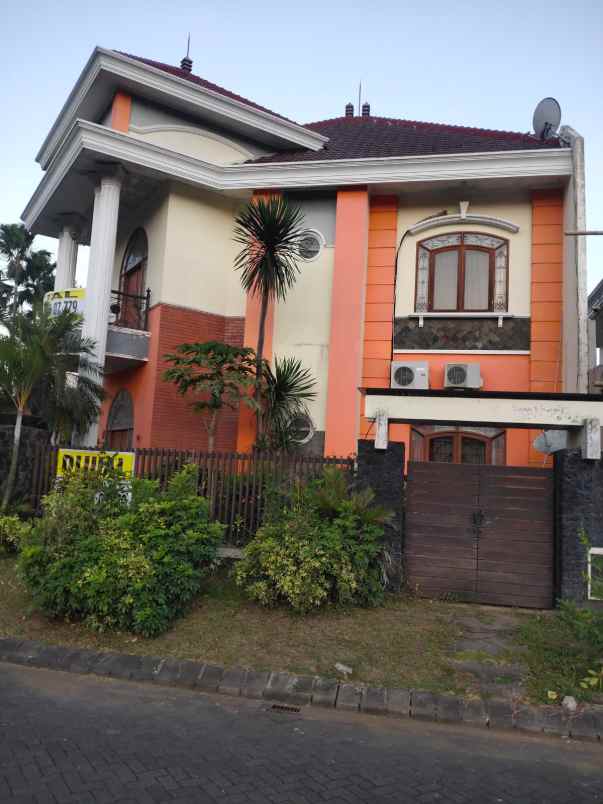 dijual rumah mewah hook di istana dieng