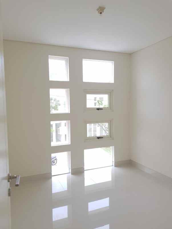dijual rumah pakuwon city
