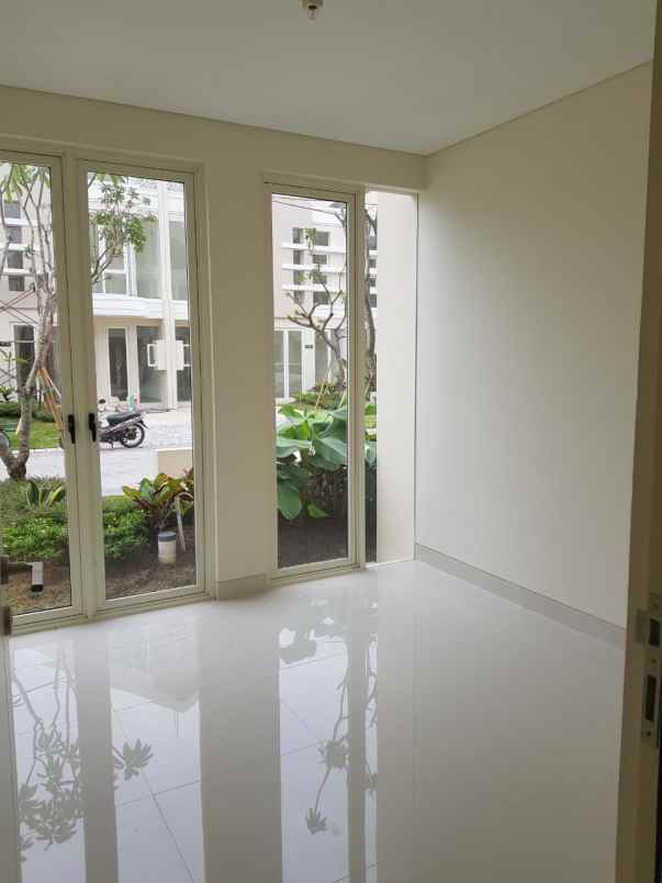 dijual rumah pakuwon city