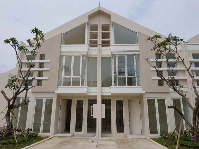 dijual rumah pakuwon city
