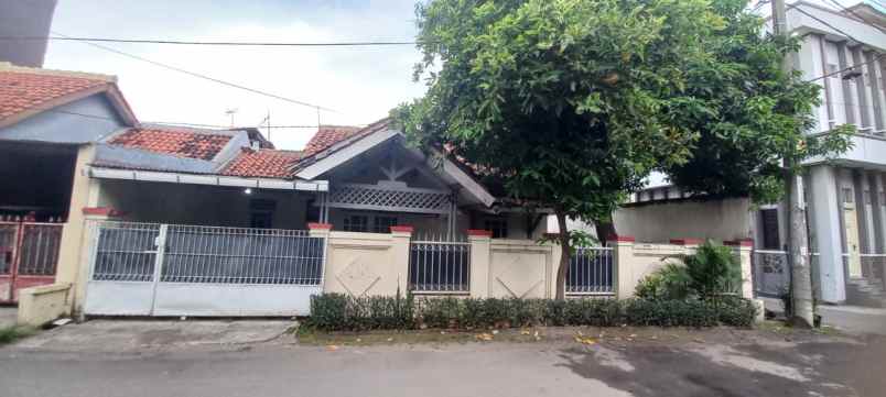 dijual rumah perumahan taman kapuk