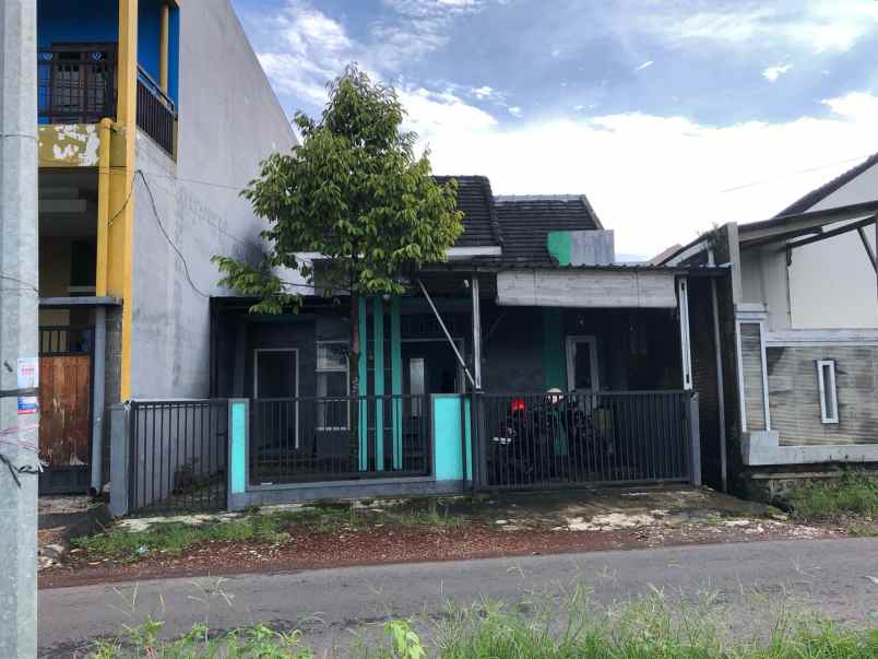 dijual rumah perumahan taman kusuma