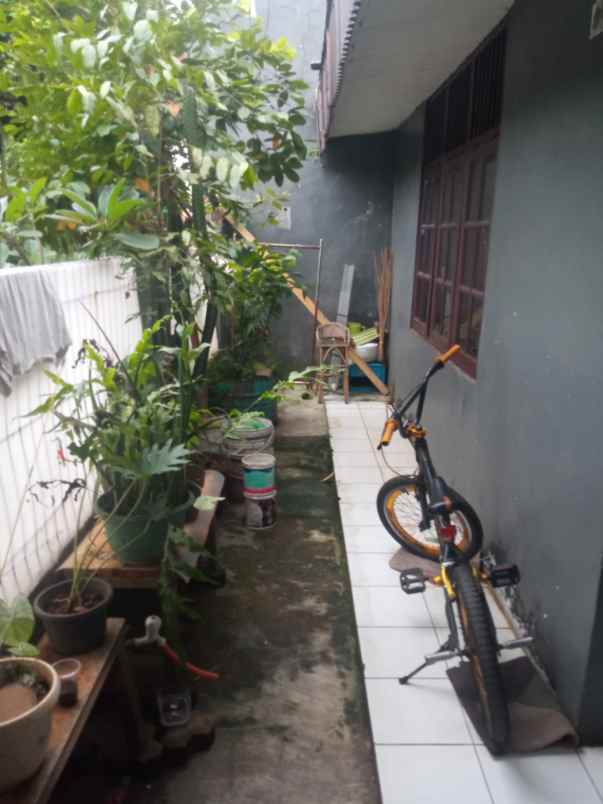 dijual rumah perumnas depok 1