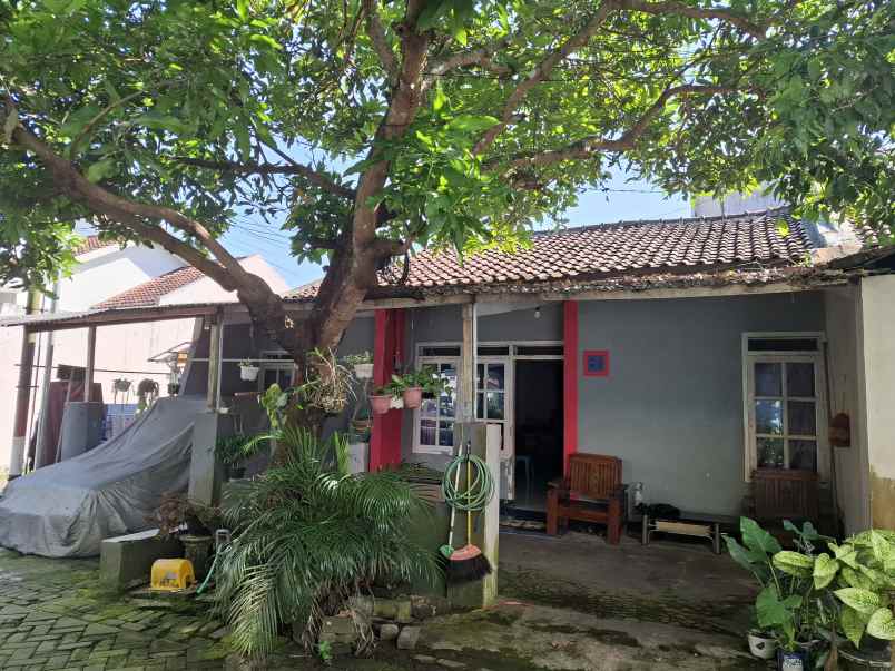 dijual rumah pojok di griya kencana asri jember