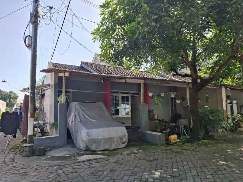 dijual rumah pojok di griya kencana asri jember