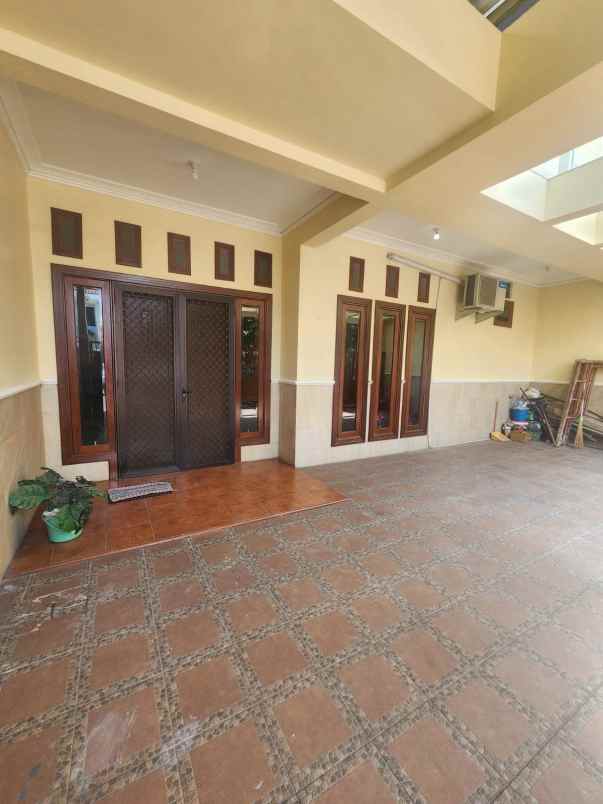 dijual rumah puri surya jaya