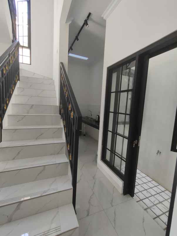 dijual rumah rangkapan jaya bari