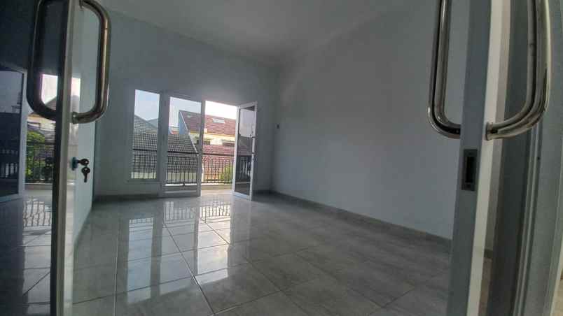 dijual rumah semolowaru