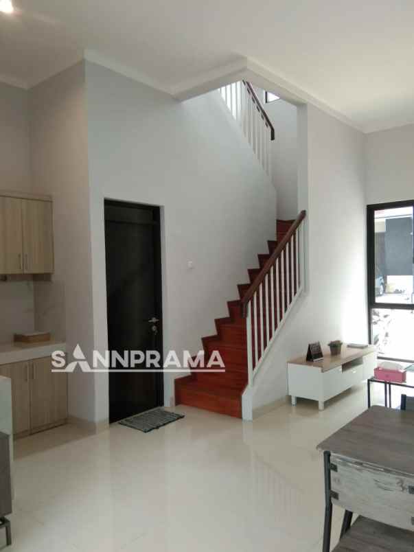 dijual rumah serua