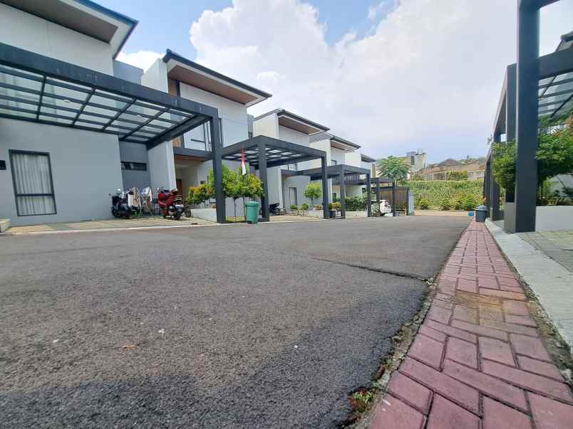 dijual rumah setra duta