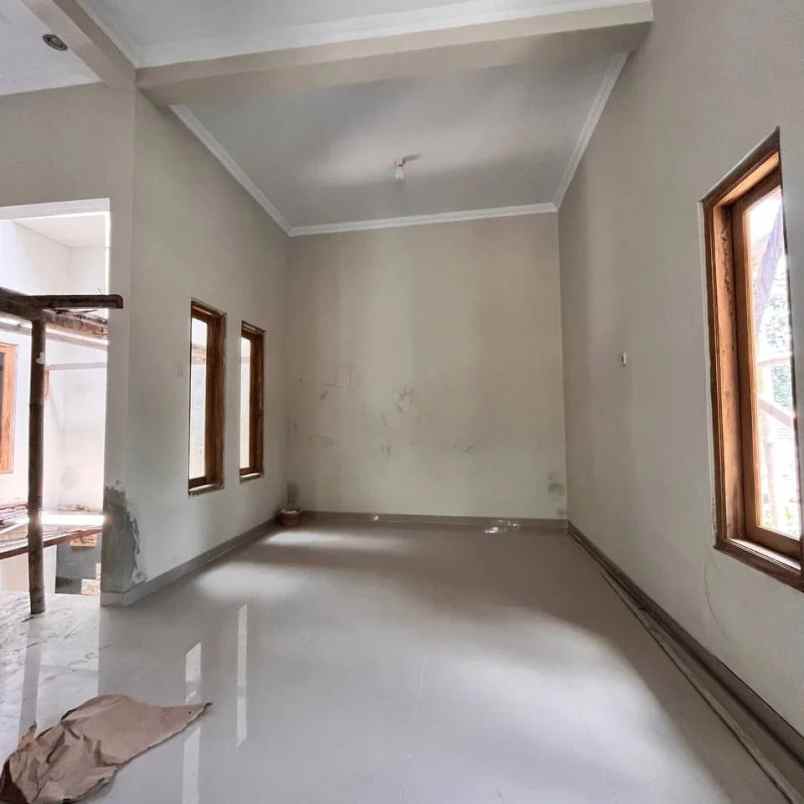 dijual rumah siap huni posisi hook dekat kampus upn