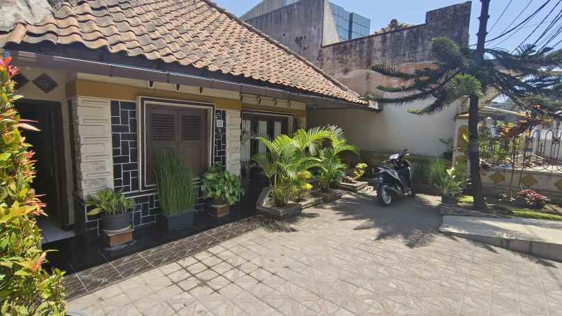 dijual rumah strategis sebrang jalan raya