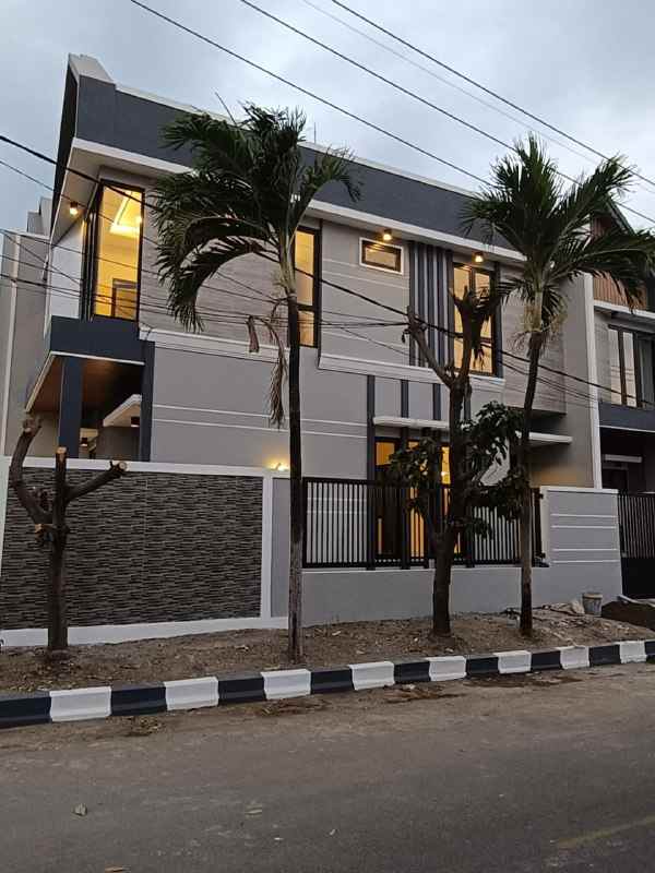 dijual rumah sutorejo prima