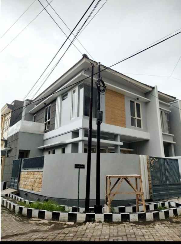 dijual rumah sutorejo timur