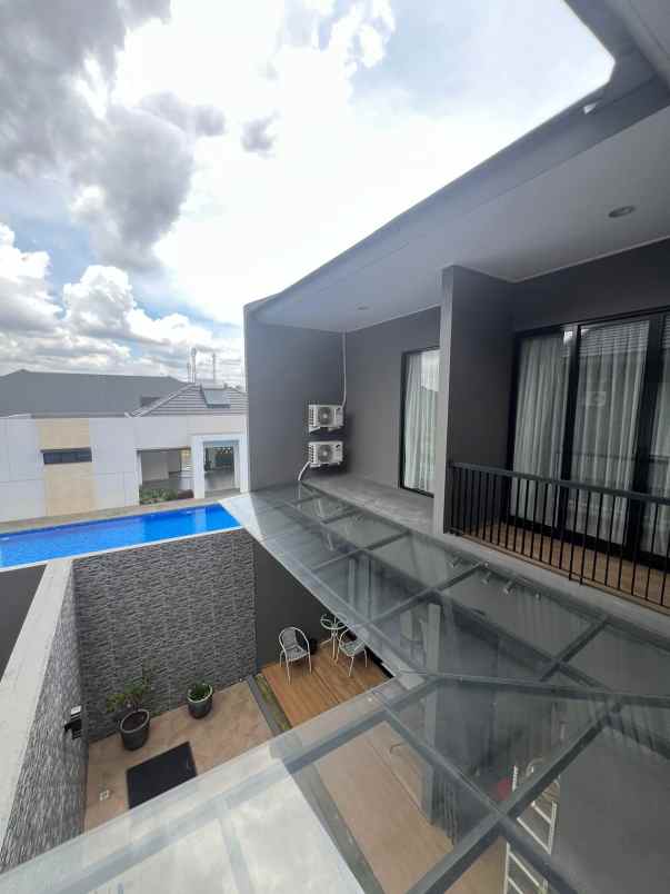 dijual rumah suvarna sutera