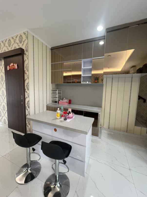 dijual rumah suvarna sutera