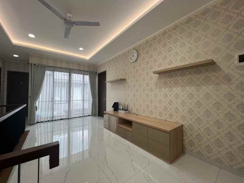 dijual rumah suvarna sutera