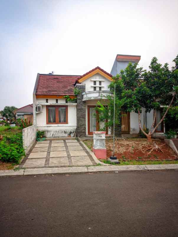 dijual rumah telaga golf