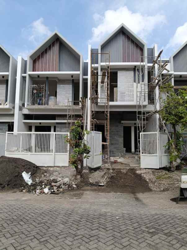 dijual rumah tenggilis tengah