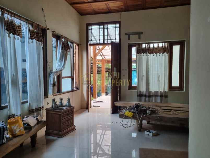 dijual villa hargobinangun