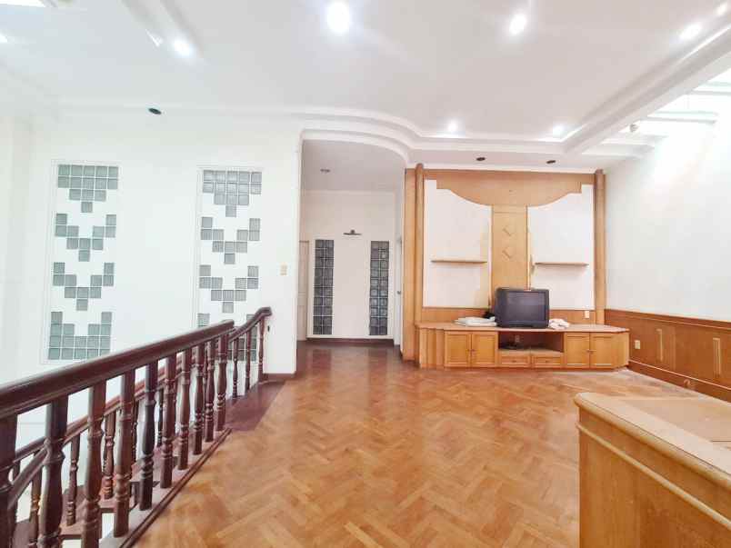 dijual villa komplek taman polonia 4