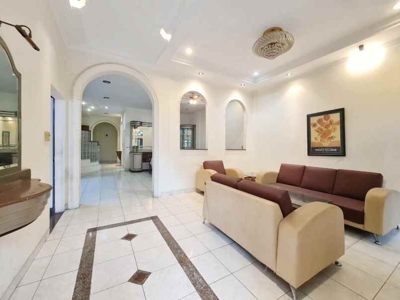 dijual villa komplek taman polonia 4